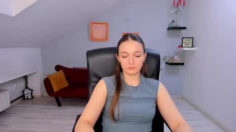 annewilsonn online show from April 21, 11:06 am