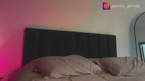 Snapshot of annie_snow_ chatting on October 19, 8:24 pm JEANNE no olvides seguirme dont forget follow me uu online show from October 19, 8:24 pm