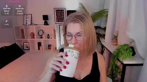Annie online show from November 22, 1:53 pm