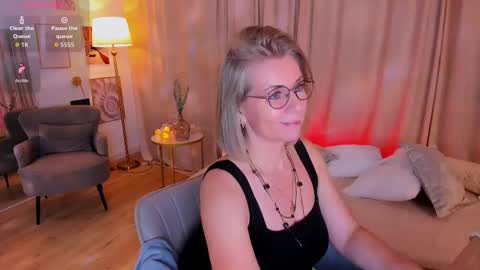 Annie online show from March 6, 9:30 am