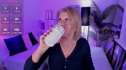 Annie online show from October 25, 1:33 pm