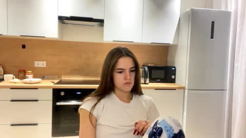 Snapshot of annisguion chatting on October 29, 2:19 pm Leila Bruno online show from October 29, 2:19 pm