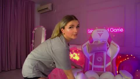 annyraii online show from December 20, 6:48 pm