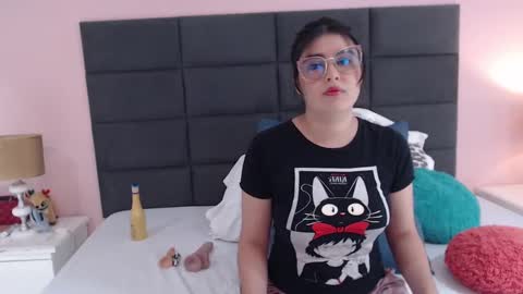 annysmitth online show from December 19, 7:51 pm