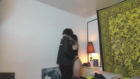 aria y orien  online show from September 28, 11:08 am