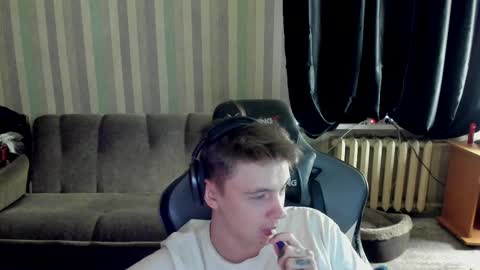 Snapshot of aron_neall chatting on October 14, 6:27 am biggest penis online show from October 14, 6:27 am