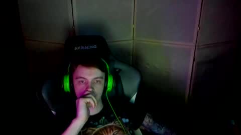 Snapshot of aron_neall chatting on February 21, 4:40 am biggest penis online show from February 21, 4:40 am
