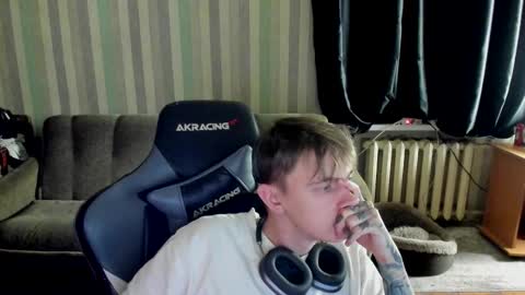 Snapshot of aron_neall chatting on October 16, 6:35 am biggest penis online show from October 16, 6:35 am