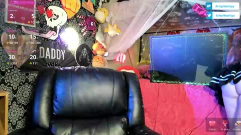 ArtsyHeartsyy online show from February 22, 2:04 am