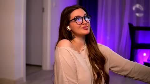 Lunaa  online show from December 1, 7:34 pm