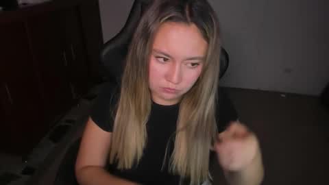 ash_smith1 online show from November 24, 2:10 am