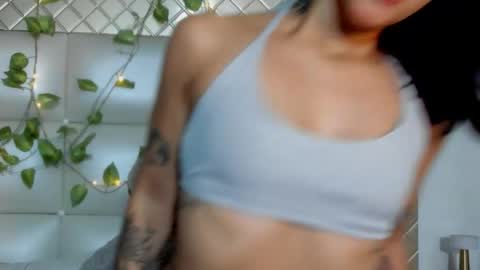 Snapshot of ashleytravis_ chatting on November 1, 10:53 pm online show from November 1, 10:53 pm