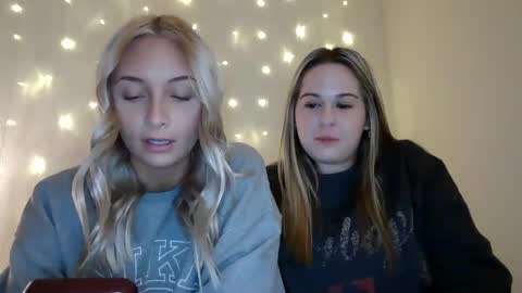 Snapshot of aspenaries chatting on December 4, 1:19 am Aspen Aries online show from December 4, 1:19 am