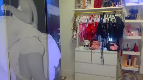 Snapshot of aspenmadden chatting on February 27, 1:30 am iwantaspen online show from February 27, 1:30 am