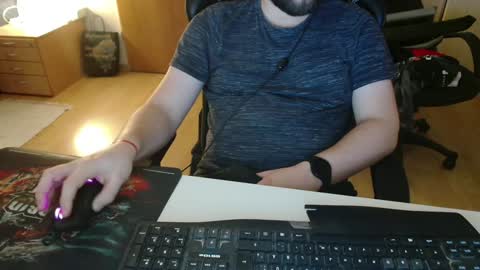 Snapshot of asullan chatting on December 9, 11:34 pm Leo online show from December 9, 11:34 pm