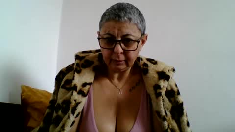 Snapshot of atikaarea chatting on February 7, 12:28 pm atikaarea online show from February 7, 12:28 pm
