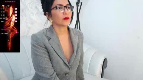 Aura sanders online show from November 22, 1:09 pm