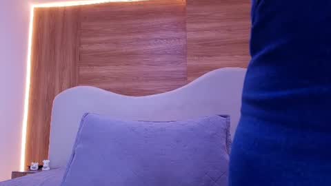 auroraa_miller online show from August 6, 3:04 am