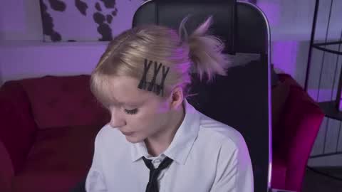 aurorawrenfield online show from February 19, 8:13 am