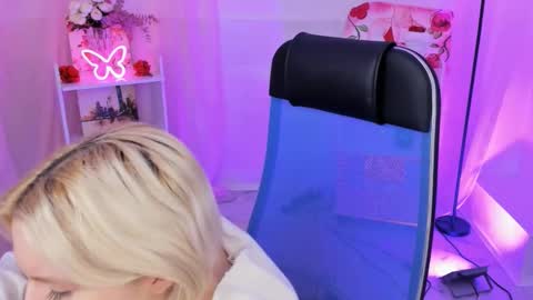 aurorawrenfield online show from November 10, 10:07 am