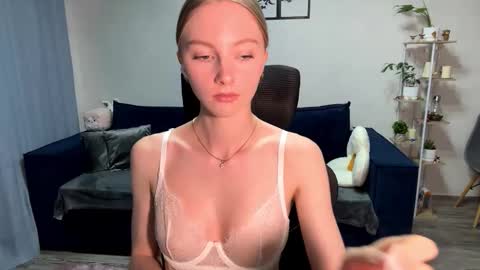 Snapshot of autumnroginson chatting on October 16, 6:18 pm Annie online show from October 16, 6:18 pm