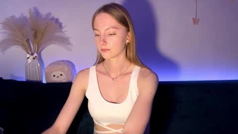 Snapshot of autumnroginson chatting on September 24, 3:08 pm Annie online show from September 24, 3:08 pm