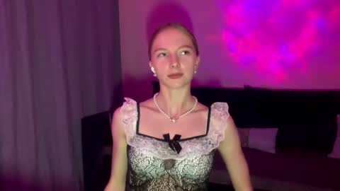 Snapshot of autumnroginson chatting on September 9, 6:30 pm Annie online show from September 9, 6:30 pm