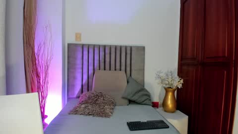 Avery Evans online show from February 7, 11:45 am