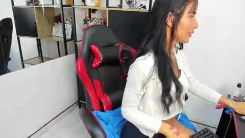 Snapshot of avi_thomsonn chatting on October 20, 2:44 pm avi_thomsonn online show from October 20, 2:44 pm