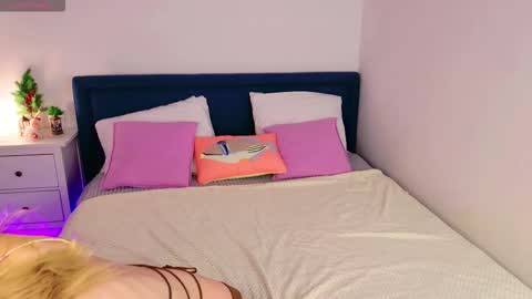 aweryuwu online show from January 7, 2:22 pm