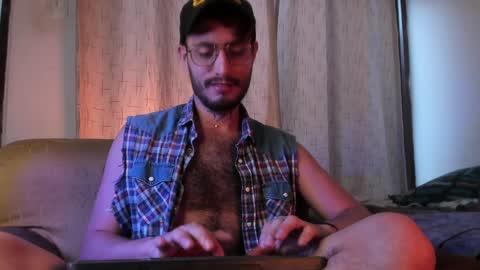 Snapshot of axelg_rose chatting on February 5, 10:11 pm online show from February 5, 10:11 pm