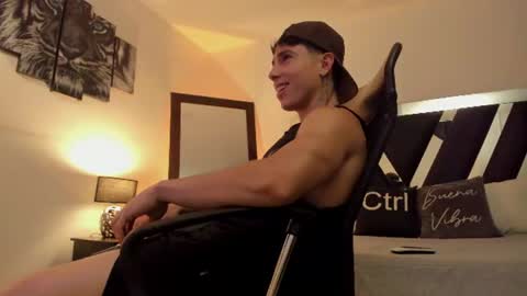 axelmartinezz online show from June 19, 10:27 pm