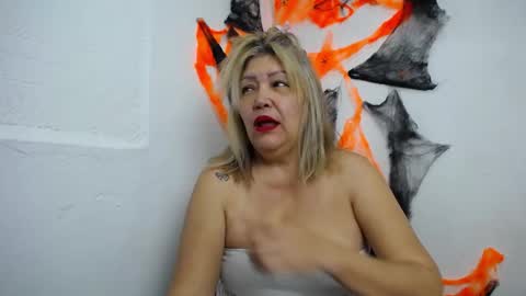 Snapshot of babyperla_hot chatting on October 19, 11:53 pm babyperla_hot online show from October 19, 11:53 pm