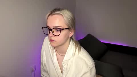 Max and Bella online show from November 26, 2:03 pm