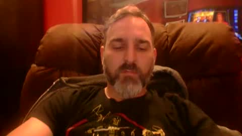 Snapshot of beardedambition chatting on October 8, 10:38 pm beardedambition online show from October 8, 10:38 pm