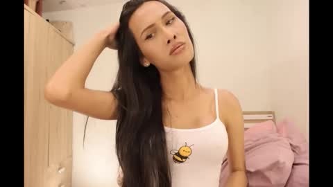 bee_thai online show from October 18, 8:46 pm