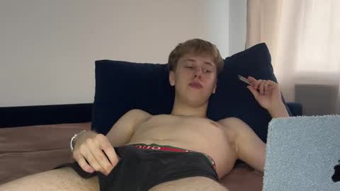 Snapshot of beeb0y chatting on October 2, 2:49 pm beeb0y online show from October 2, 2:49 pm