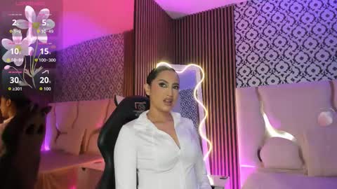 BELLA online show from December 20, 2:24 pm