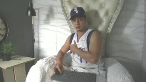 independent model online show from July 24, 9:45 pm