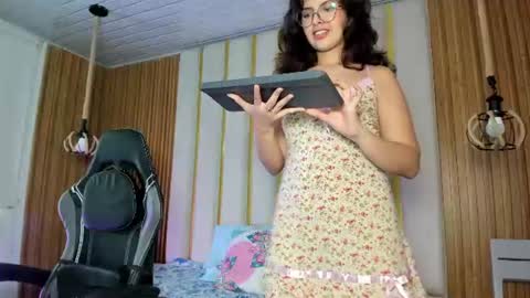 B  E  L  L  A  online show from June 28, 2:35 pm