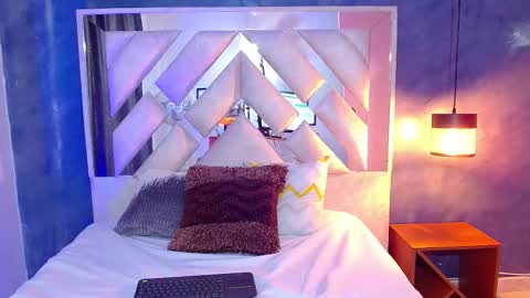 bella_volup online show from December 3, 5:13 pm