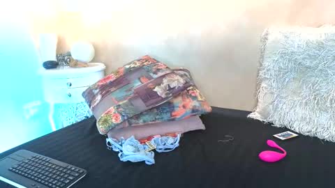 bellarooux online show from March 5, 11:52 am