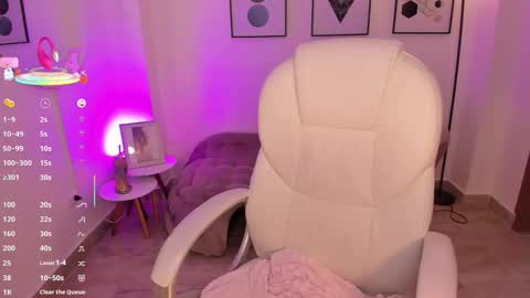 beverlyy johnson online show from October 25, 5:19 am