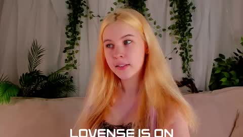 Eliz online show from October 28, 2:01 am