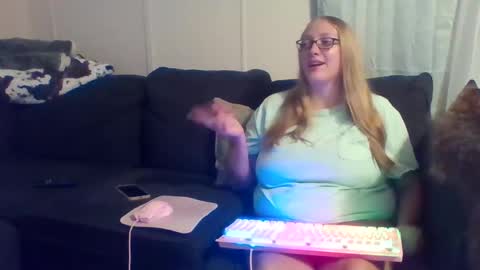 Snapshot of bigtittyboatboo chatting on September 25, 1:23 am Mountain Mama online show from September 25, 1:23 am