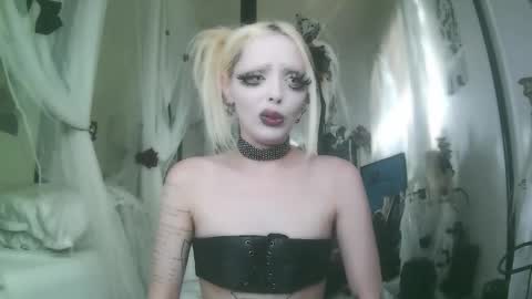 vampire fang  online show from December 5, 8:39 pm