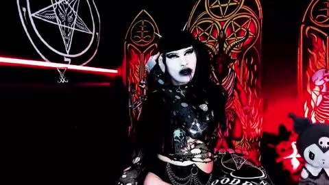 Snapshot of blasphemiangxrl chatting on October 12, 3:37 pm online show from October 12, 3:37 pm
