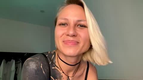 blonde_fuck_couple online show from June 14, 2:24 am