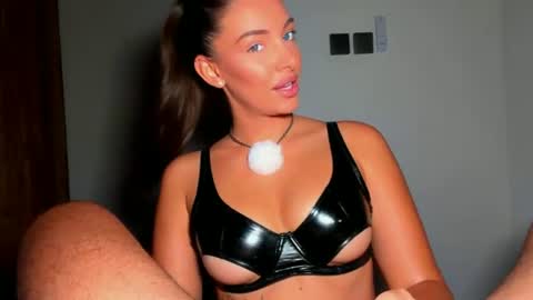 bonnieandclyde540767 online show from June 14, 5:20 am
