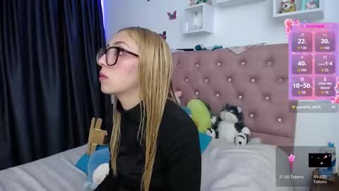 Soffy Brooks Independent model online show from February 11, 4:38 am